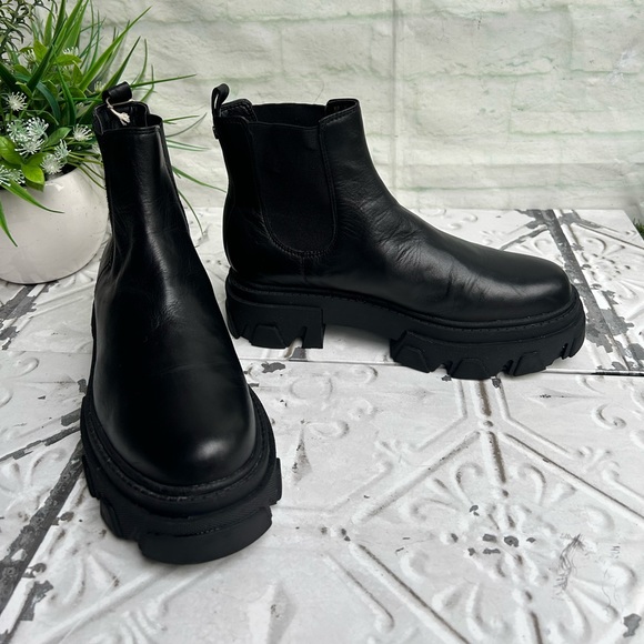 Sam Edelman
Daelyn Lug-Sole Leather Boots women size 9 gently used - Picture 8 of 17